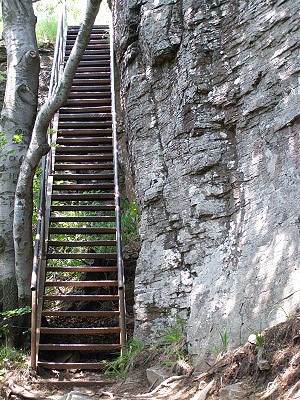 Schody k západnímu vrcholu Sninského kamene