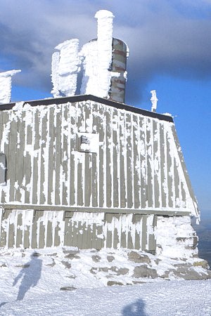 Chata na vrcholu Snohetty