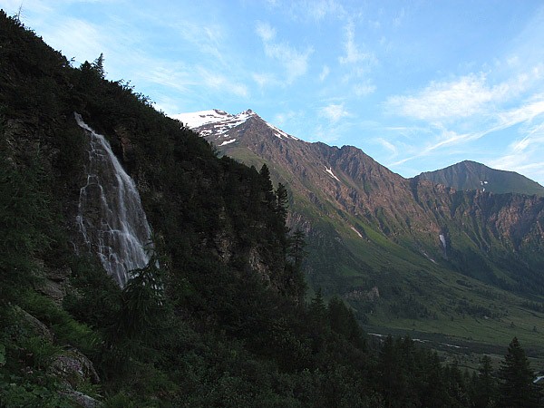 Vodopád Barbarafall a  v pozadí Hocharn 3 254 m n.m.