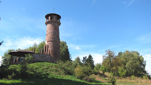 Wieża widokowa na Górze Wszystkich Świętych (rozhledna na hoře Všech svatých) je volně přístupná