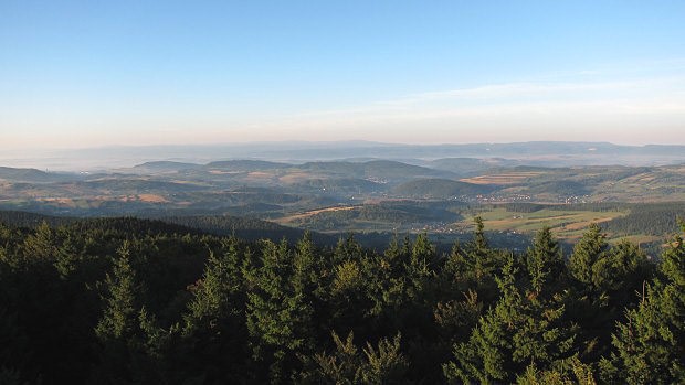 Pohled z rozhledny Kalenica směrem do ČR na Javoří hory a Broumovské stěny