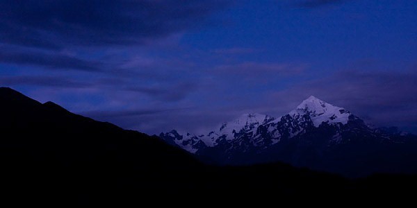 Noční pohled na Tetnuld (4 907 m)