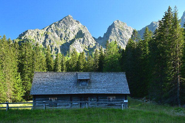 Mödringhütte (1467 m) s vrcholem Mödringkogel (2142 m) v pozadí