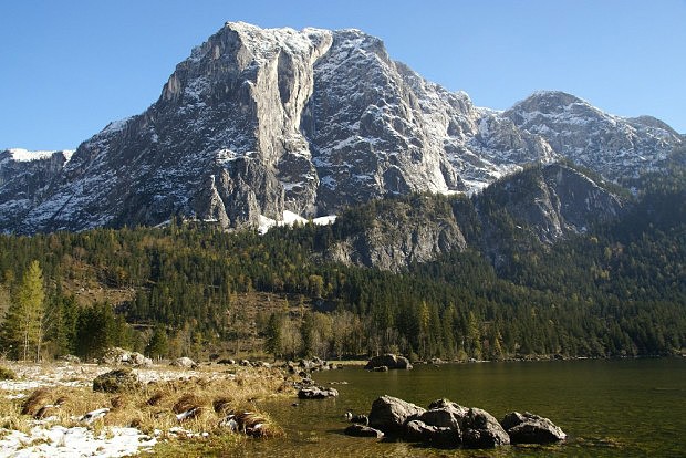 Trisselwand (1754 m) z luk Seewiese za jezerem Altausseer See