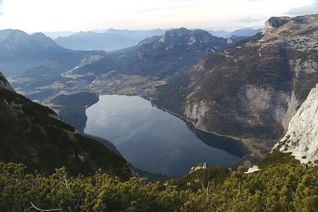 Jezero Altausseer See (712 m) z vstupu na Trisselwand (1754 m)