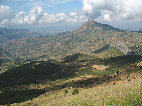 Pohled na Komiani s vesnicí Lenie, i na kaňon