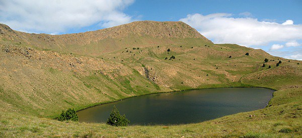 Spodní z dvojice jezer pod nejvyšším vrcholem Valamares 2 373 m