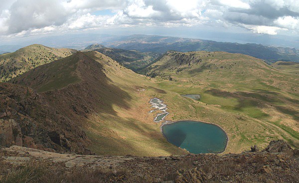 Pohled na severovýchodní dolinu s jezerem, v pozadí i jezero Ohridské