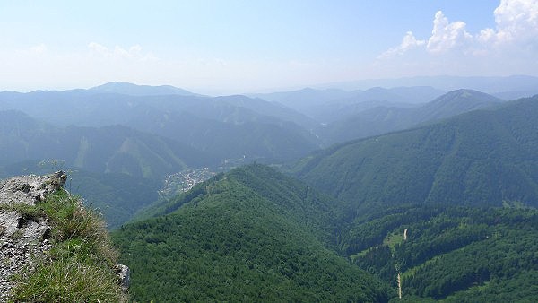 Z Majerovy skály se otevírá takřka letecký výhled na Staré Hory a Kremnické vrchy