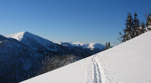 Traverz za Skalnou Alpou, vzadu Ploská, vľavo Rakytov