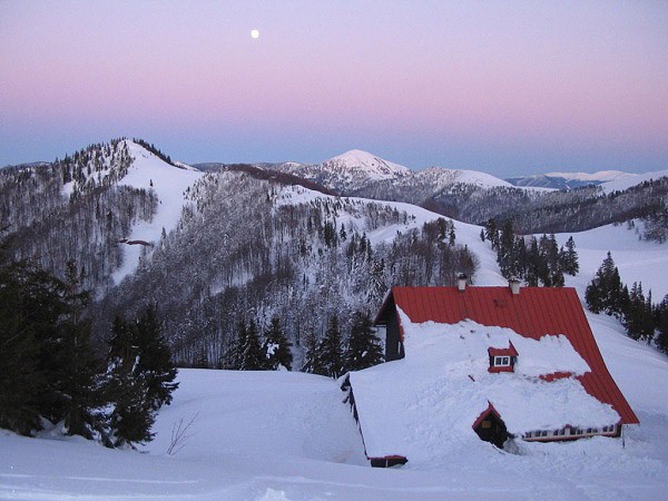Zimný súmrak nad Chatou pod Borišovom