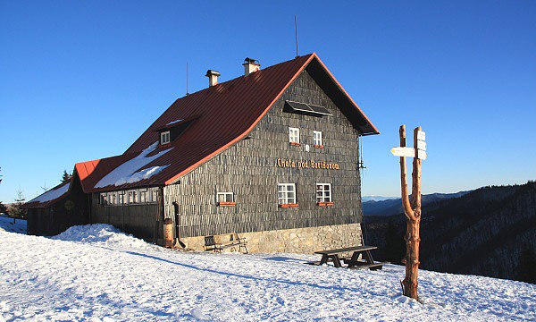 Chata pod Borišovom s vpravo vykukující Babí horou