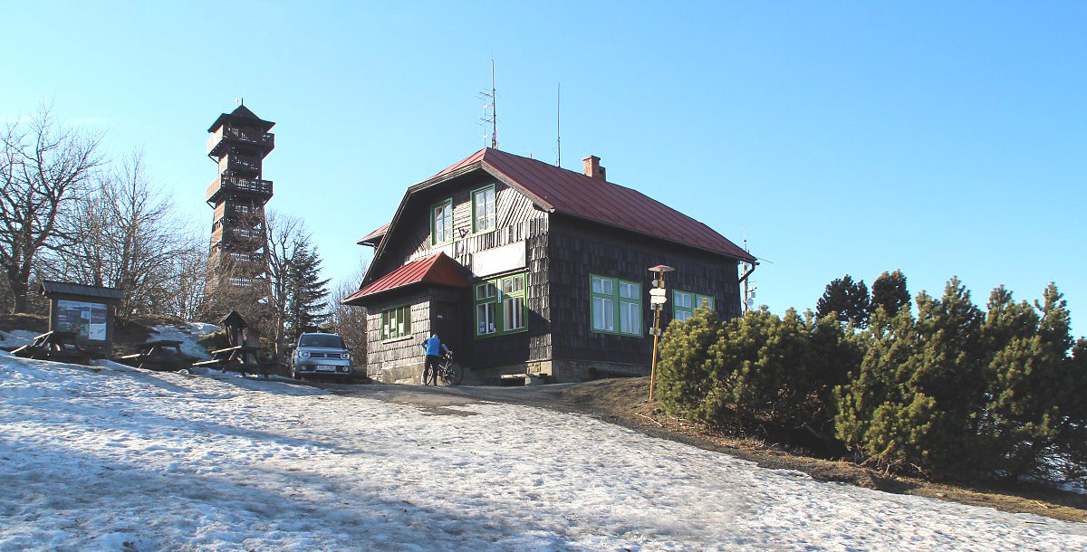 Rozhledna s turistickou chatou na Velkém Javorníku