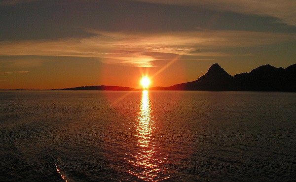 Půlnoční slunce nad ostrovem Moskensoya