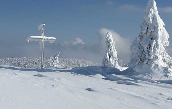 Kříž na nejvyšším vrcholu pohoří