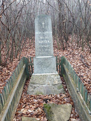Pomník radějovského hajného Bábíčka zastřelenáho pytláky