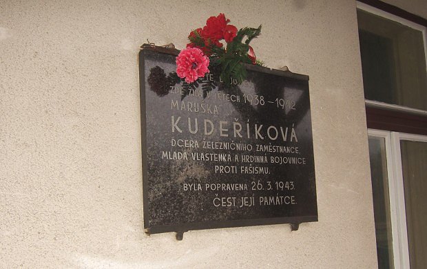 Vzpomínková deska Marušly Kudeříkové na nástupišti ve Vrbovcích