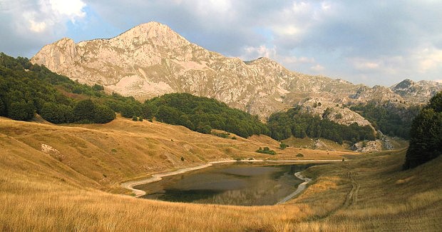 Orlovačko jezero, nad ním vrchol Orlovac