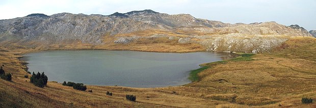 Štirinsko jazero s vrcholy Glavica a Visoka glava