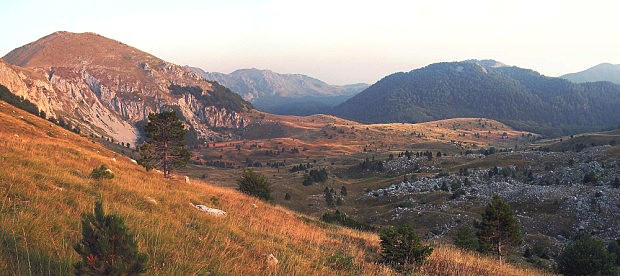Vlevo Uglješin vrh (1 859 m n.m), uprostřed pod ním je schované jezero Gornje bare
