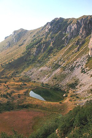 Jezero Gornje bare a hřeben z Uglješina Vrchu