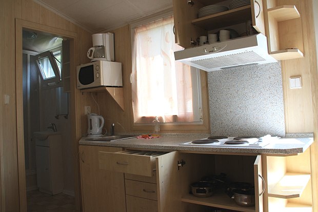 Kuchyňka v bungalovu je ploně vybavená