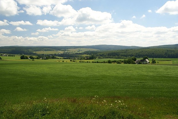 Krušné hory a rozptýlené usedlosti obce Rübenau od státní hranice
