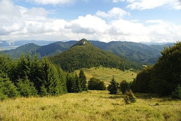 Pohled na vrch Dutá skala (1 054 m) přes sedlo Huba (888 m) od vrcholu Skalky (1 191 m)