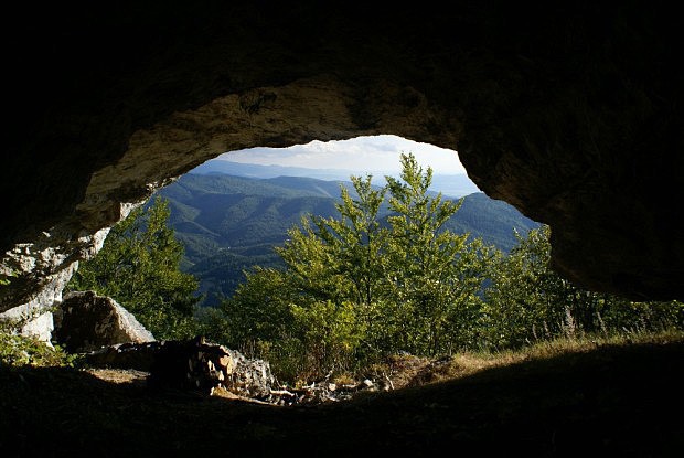 Jeskyně v Dutej skale - výhled od vstupu do jeskyně