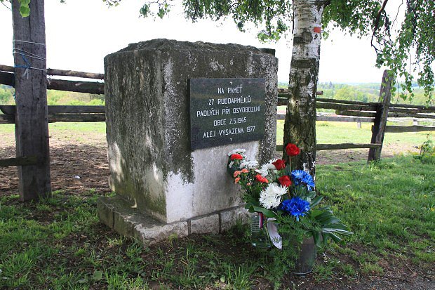 Pomník v aleji u cesty na Krmelínský kopec