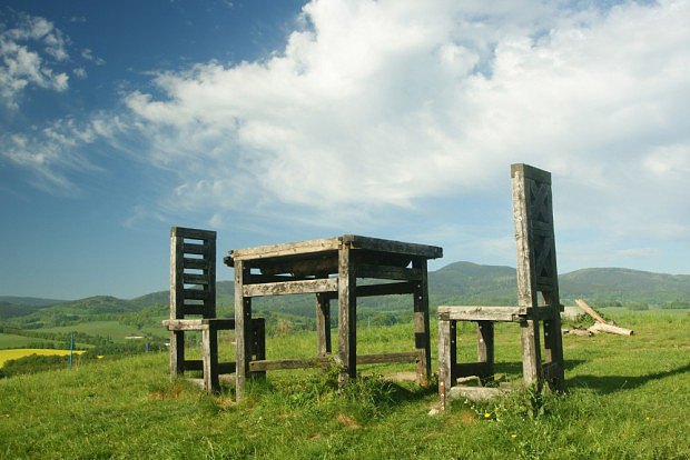 Židle a stůl na Lánském vrchu (423 m)