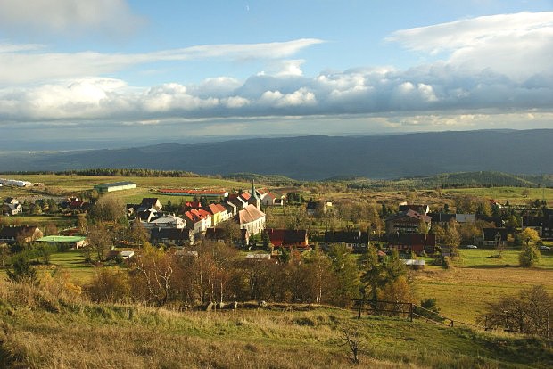 Výhled z vrchu Mědník (910 m) na obec Měděnec a část Doupovských hor