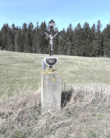 Plošina, křížek u cesty ze Chřepic na Bradné
