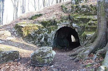 Průchozí skalní tunel