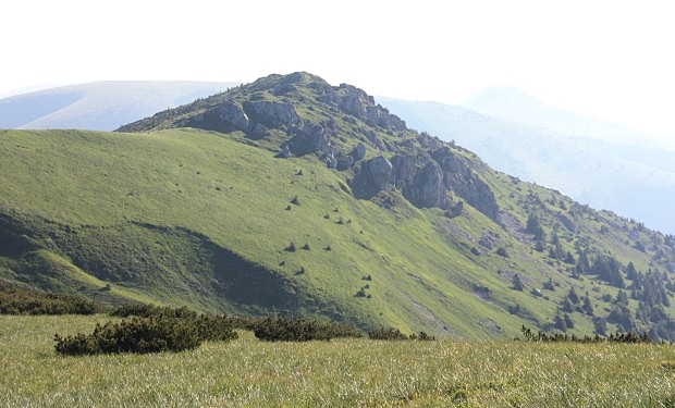 Suchý vrch od Ostredko, vpravo silueta vrchu Čierny kameň