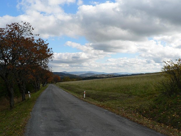 Chotěšov, pohled od obce na Sedlo a Javornickou hornatinu