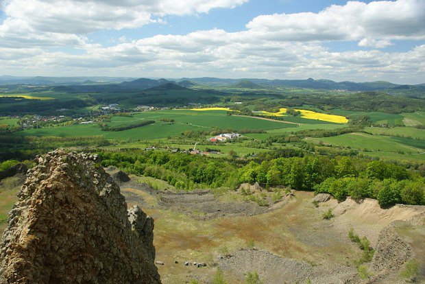 Lužické hory a České středohoří z vrcholu hory Tlustec (593 m) - pohled přes lom