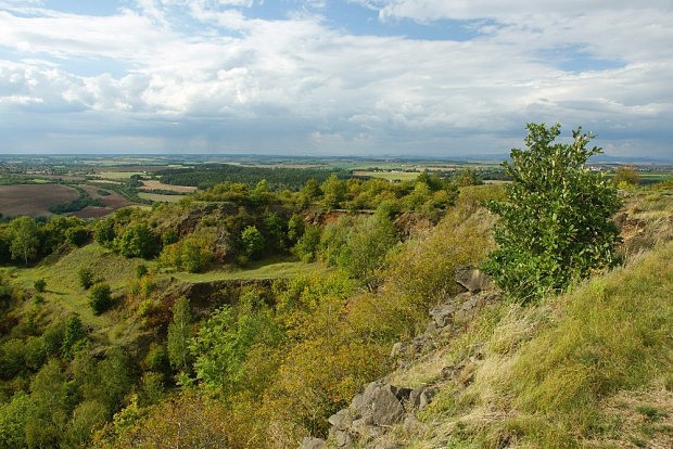 Vinařická hora - výhled k Českému středohoří u Loun (Milá, Oblík) z nejvyššího patra lomu